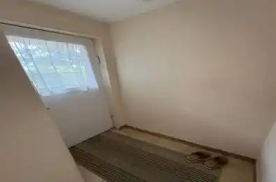 581 Mc Roberts Avenue Toronto W03 Ontario M2P 2E3